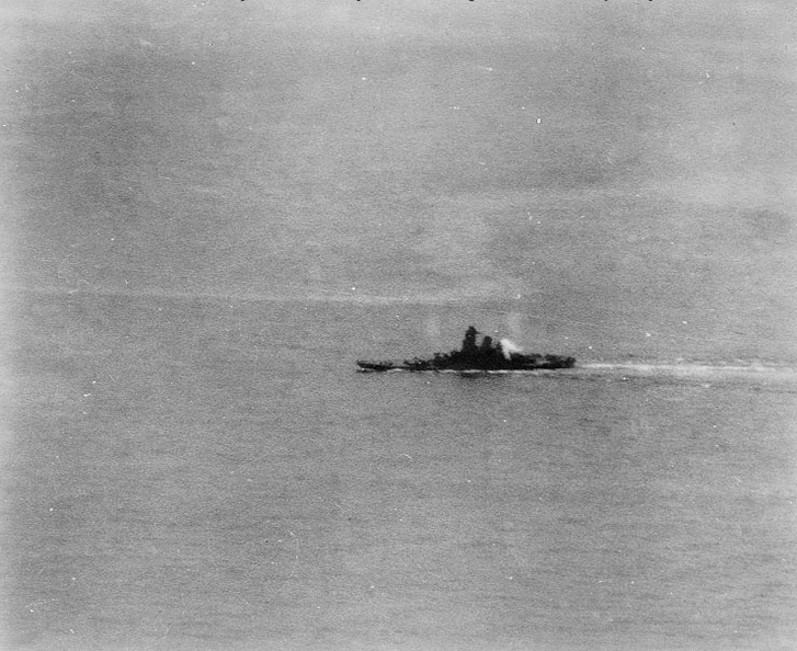 Yamato_damaged_7_apr_1945.jpg